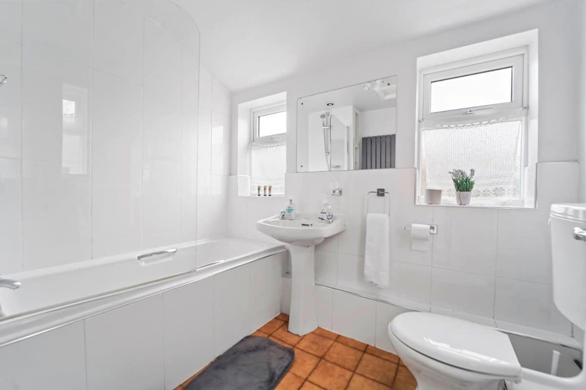 4 Bed Homely Retreat - Wolverhampton Exterior foto
