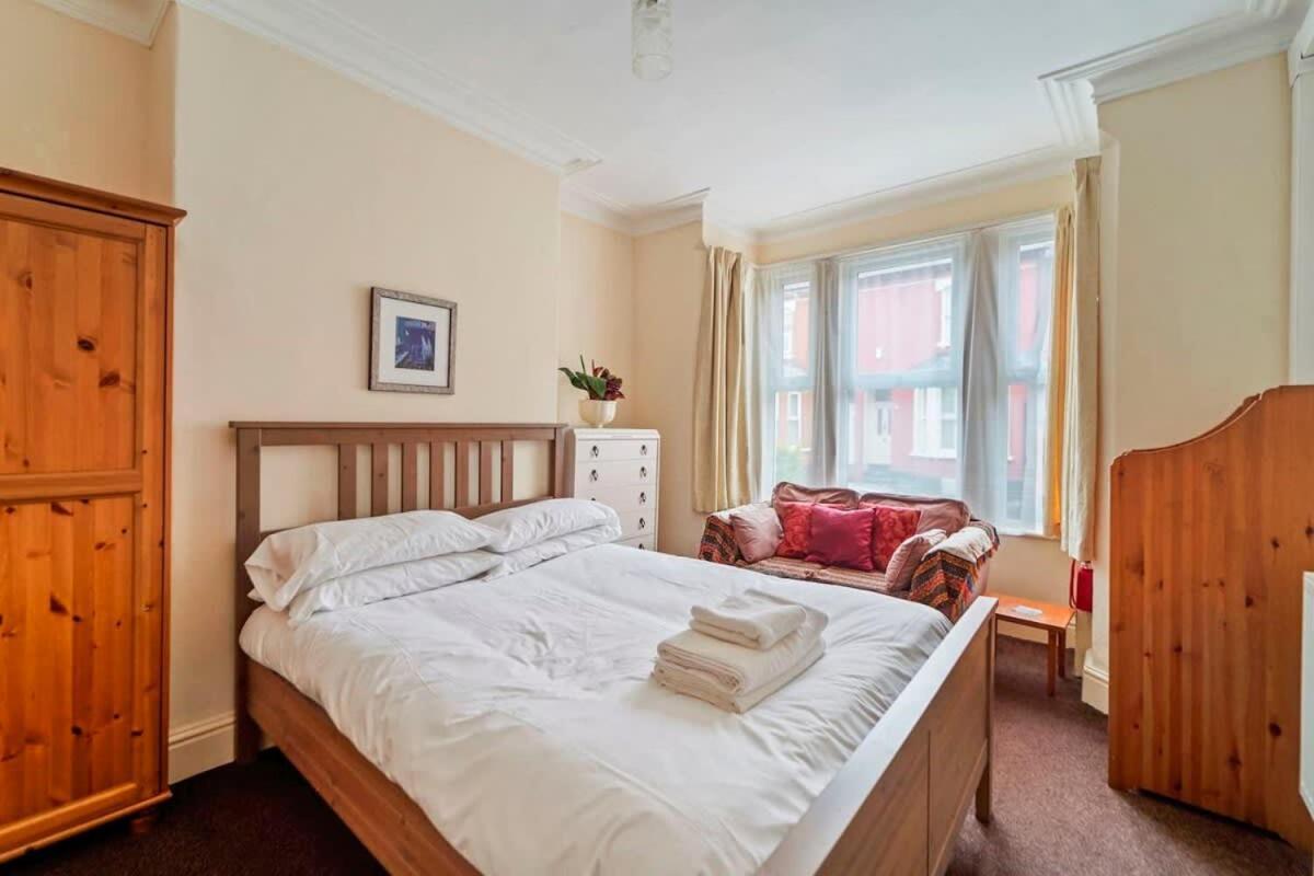 4 Bed Homely Retreat - Wolverhampton Exterior foto