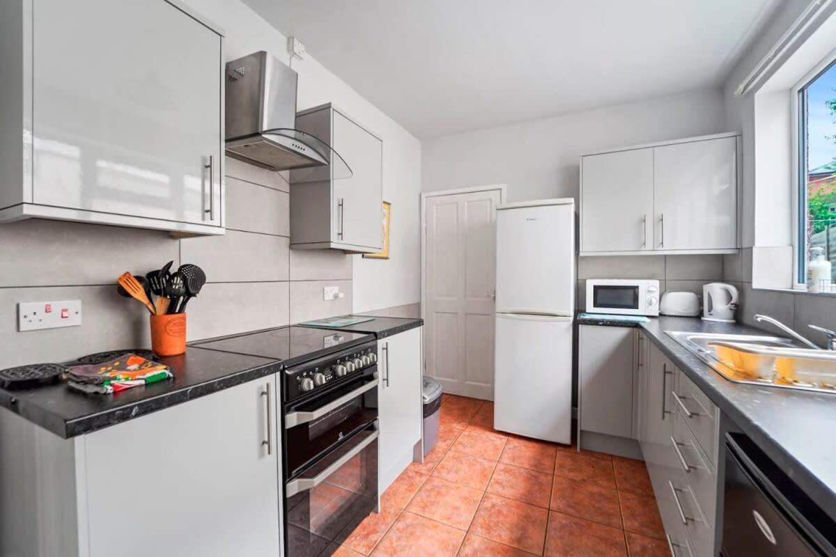4 Bed Homely Retreat - Wolverhampton Exterior foto